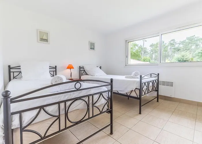 Madame Les Dunes De La Prade *